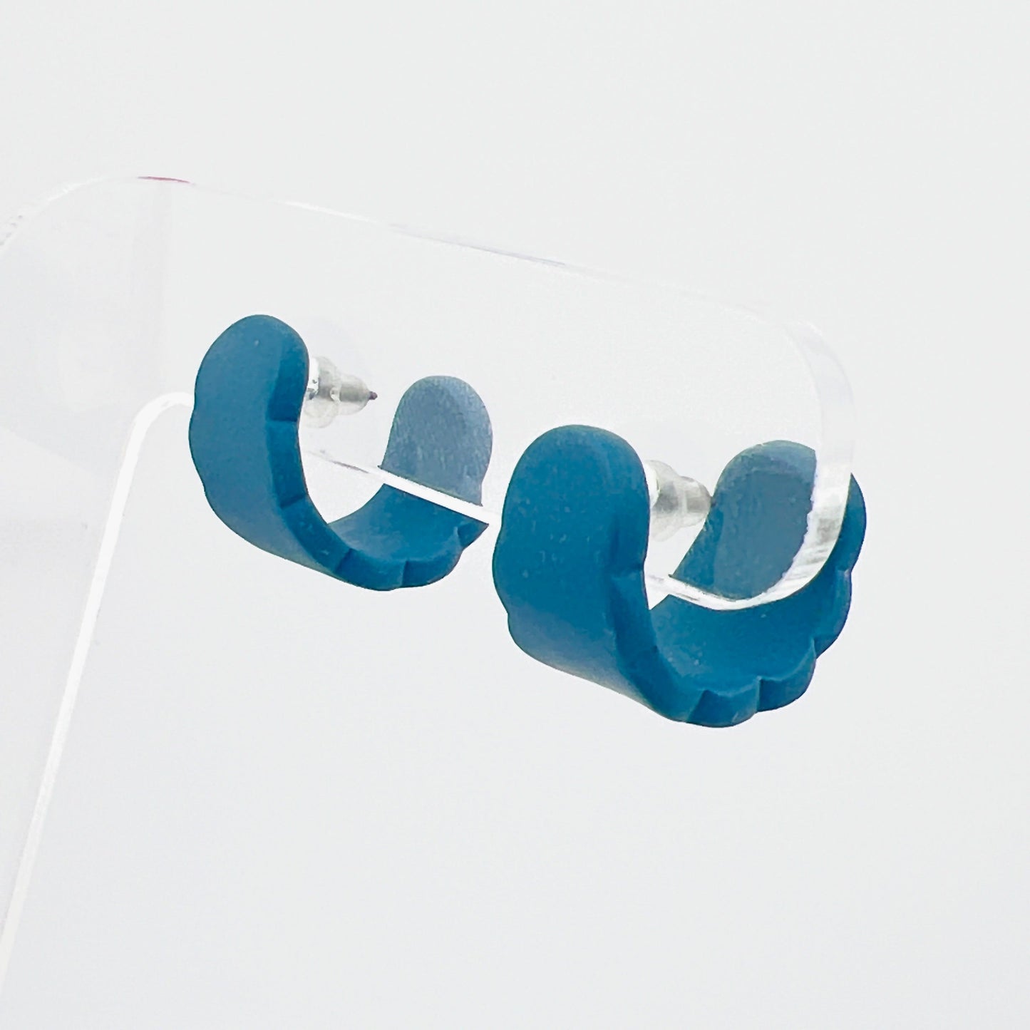 Earrings Scalloped Oval Mini Hoops (Huggies)