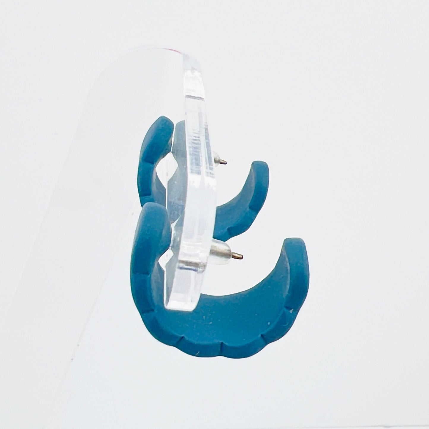 Earrings Scalloped Oval Mini Hoops (Huggies)