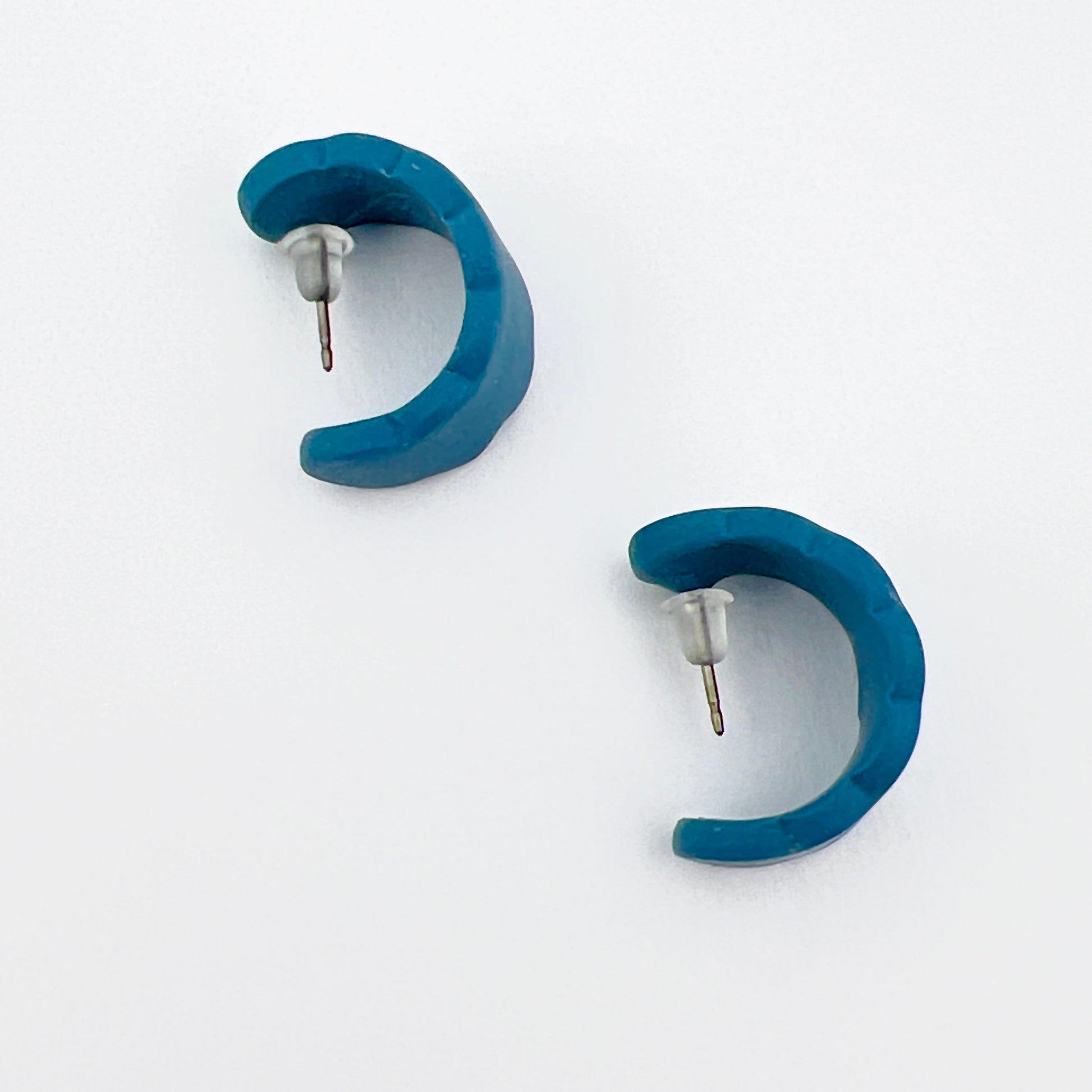 Earrings Scalloped Oval Mini Hoops (Huggies)