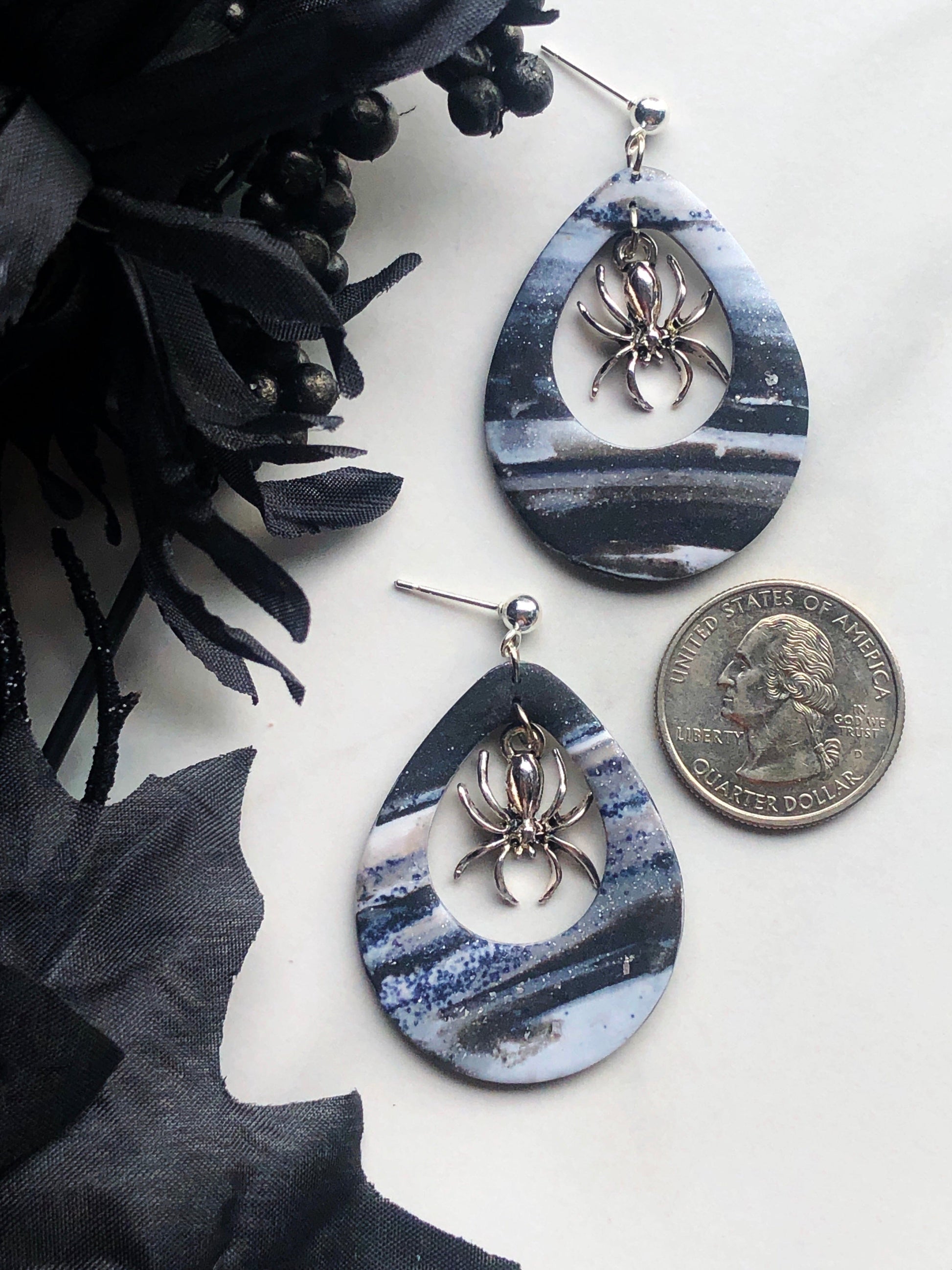 Earrings Arana - Marbled Grey/White Clay Teardrops with Spider Charm