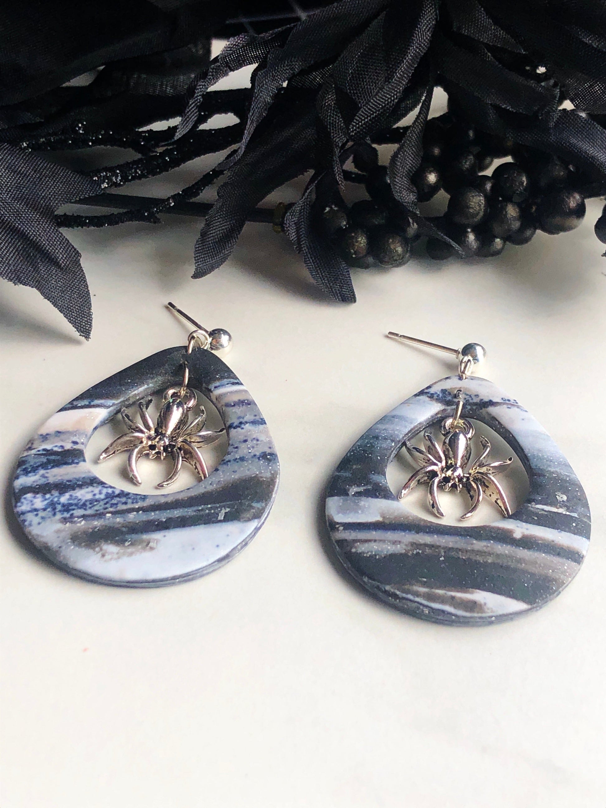 Earrings Arana - Marbled Grey/White Clay Teardrops with Spider Charm