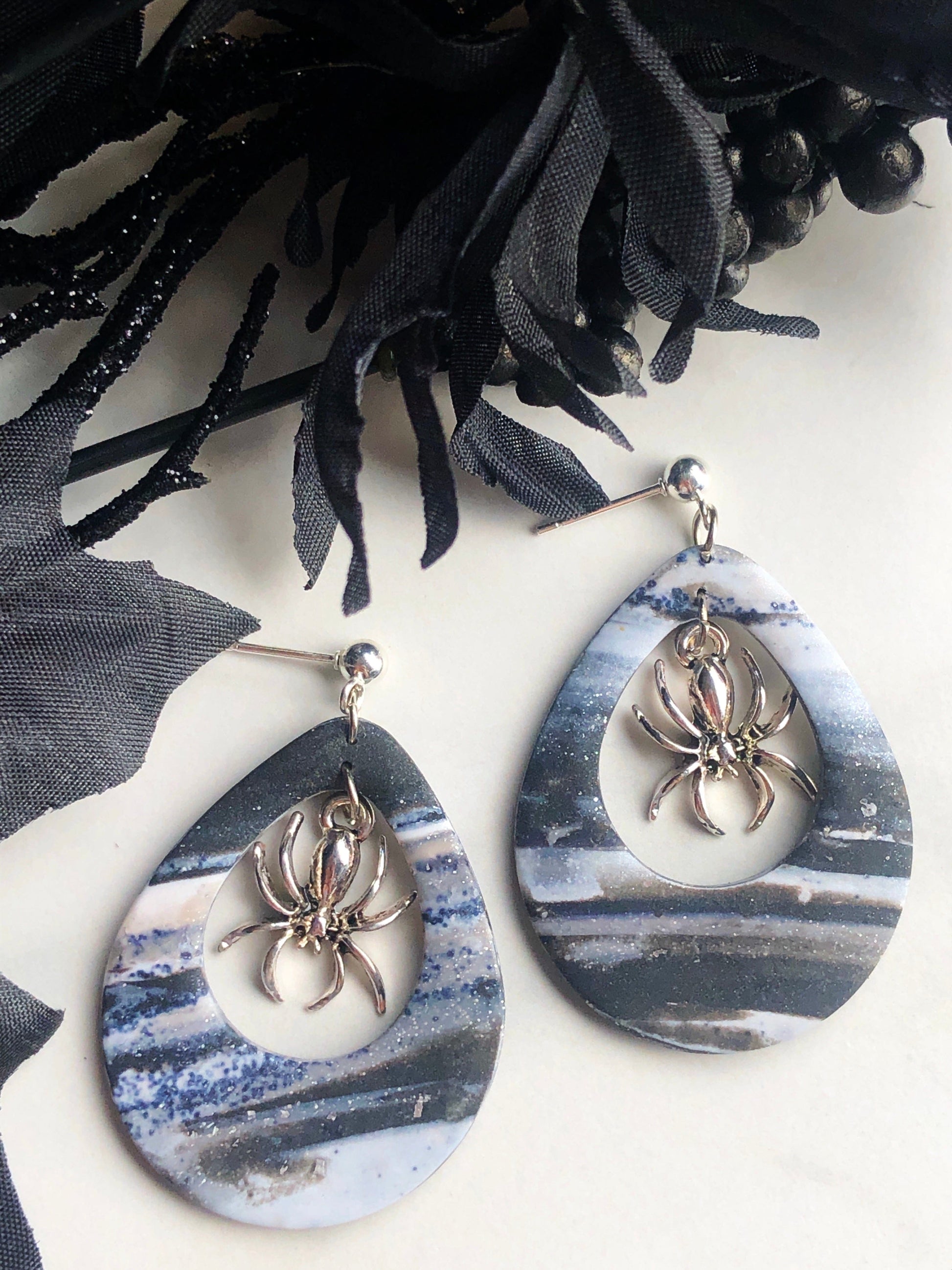 Earrings Arana - Marbled Grey/White Clay Teardrops with Spider Charm