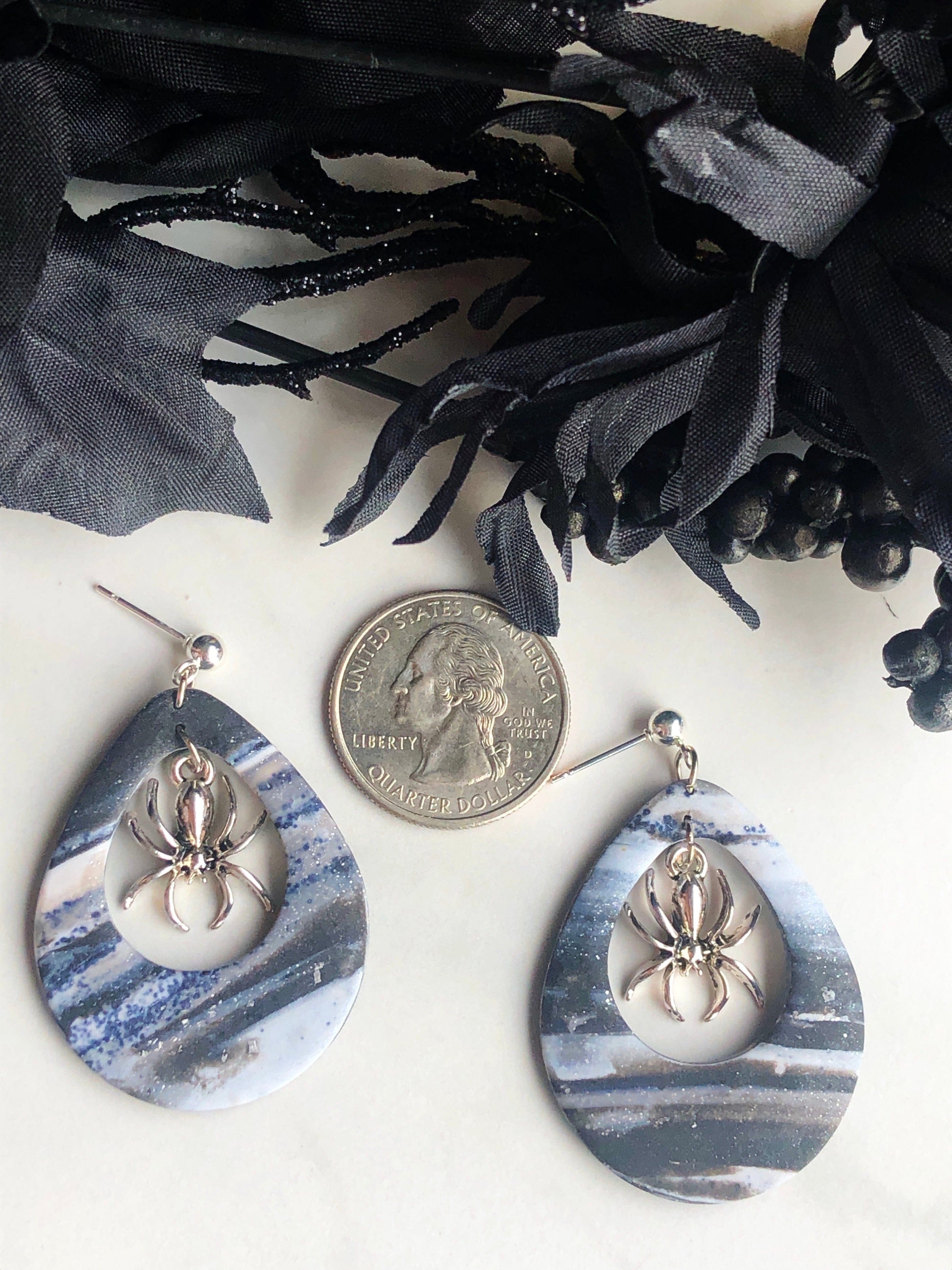 Earrings Arana - Marbled Grey/White Clay Teardrops with Spider Charm