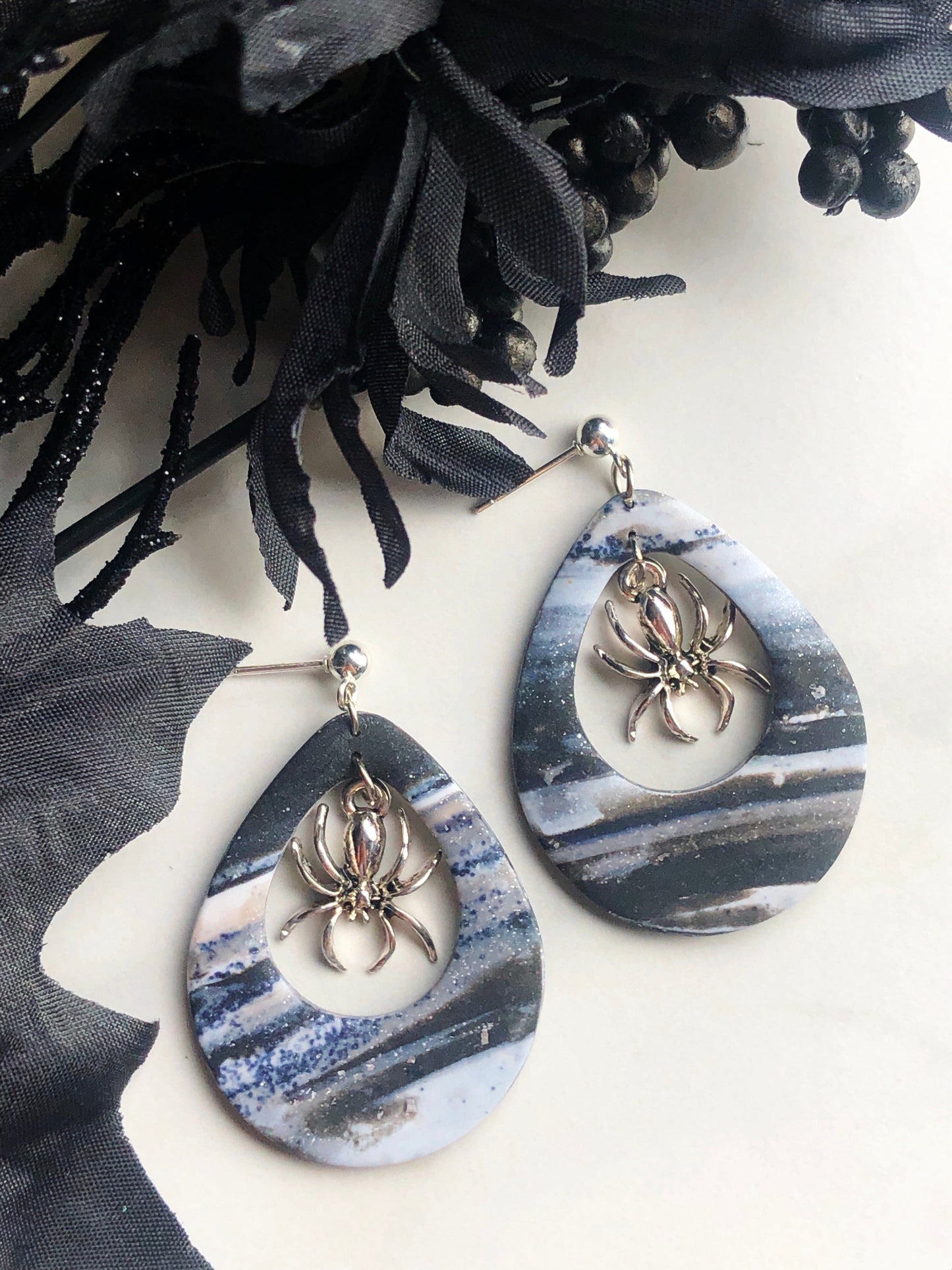 Earrings Arana - Marbled Grey/White Clay Teardrops with Spider Charm