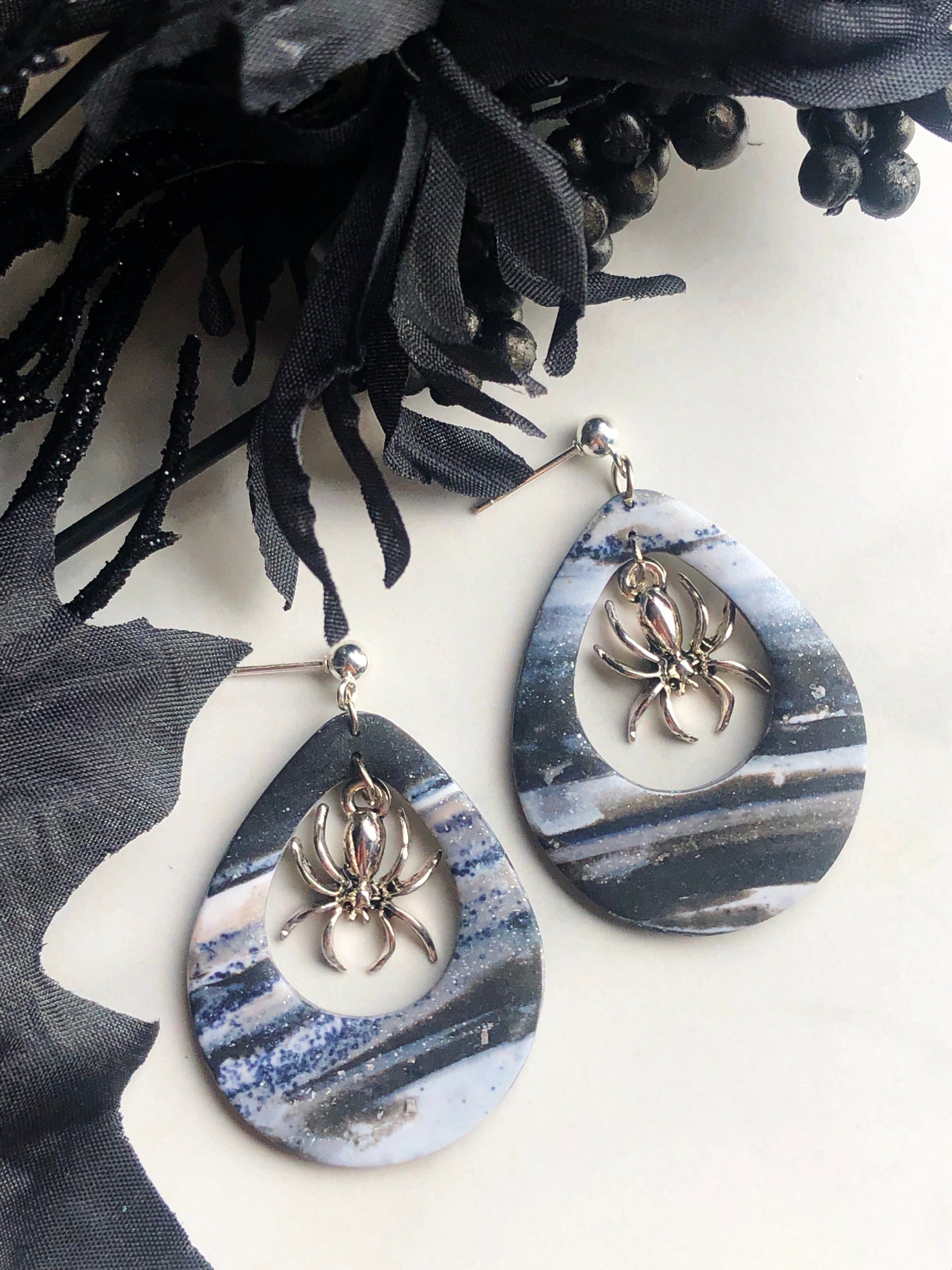 Earrings Arana - Marbled Grey/White Clay Teardrops with Spider Charm