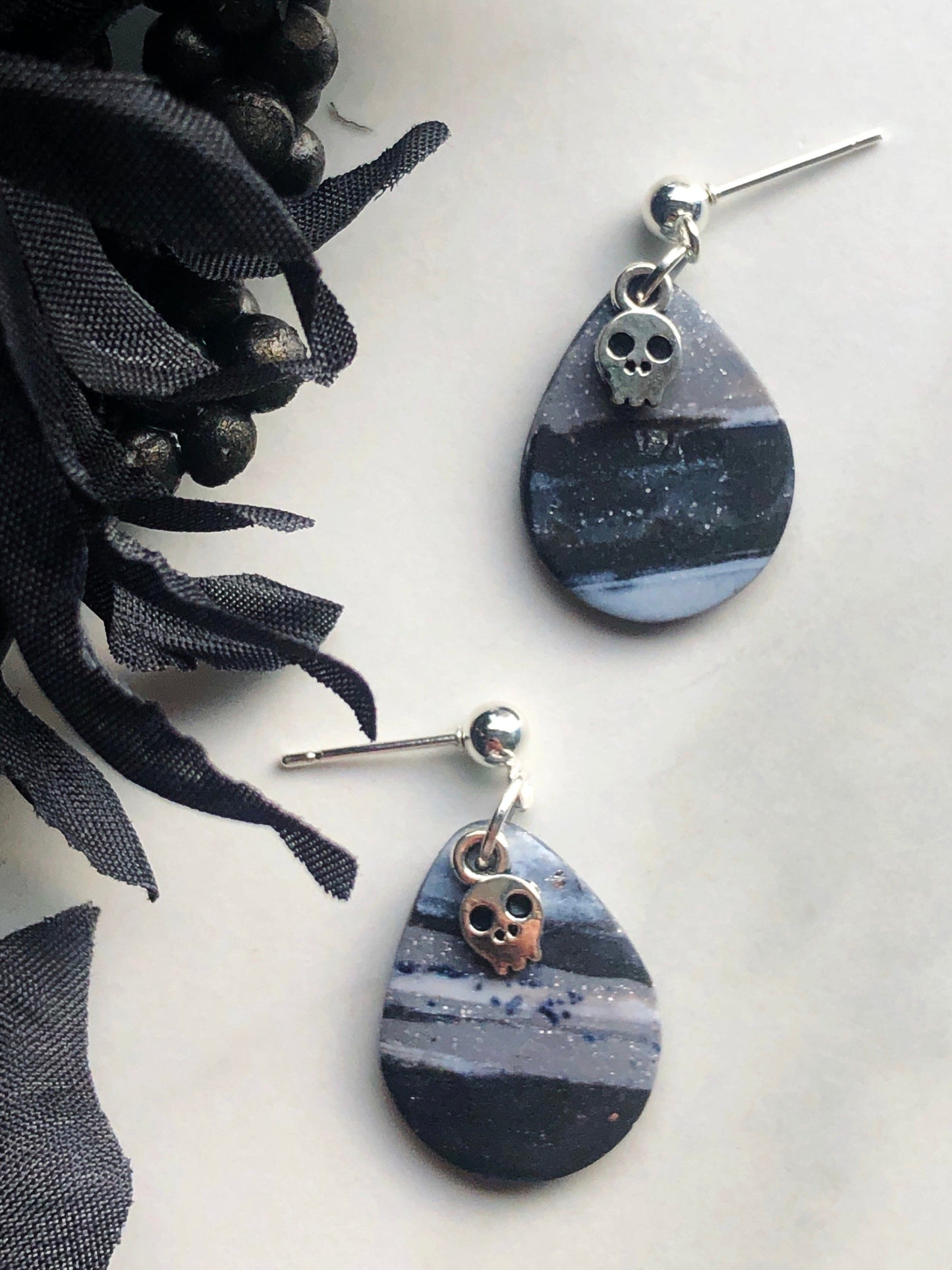 Earrings Poe - Marbled Teardrop Earrings with Silver Skull Charm