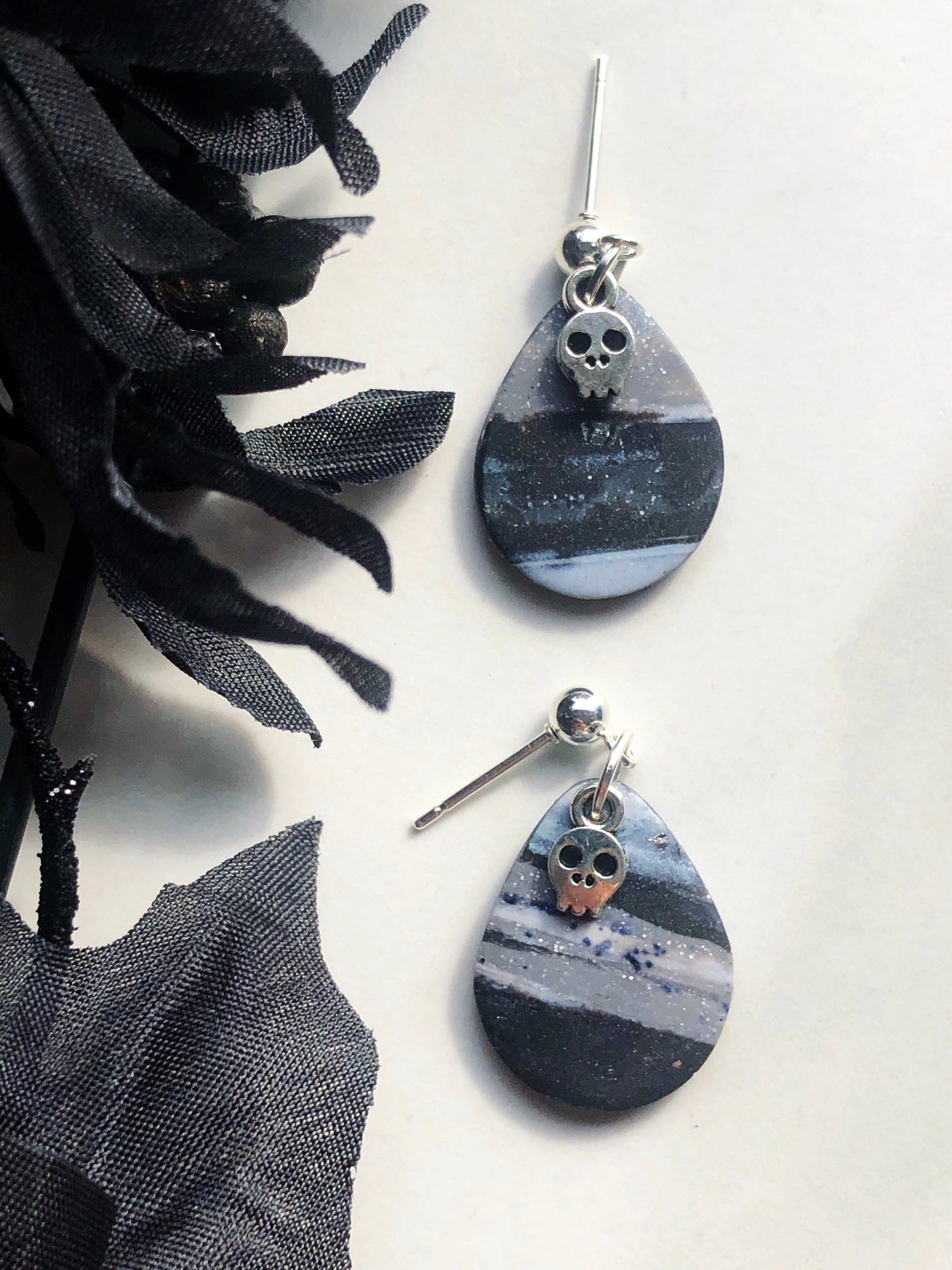 Earrings Poe - Marbled Teardrop Earrings with Silver Skull Charm