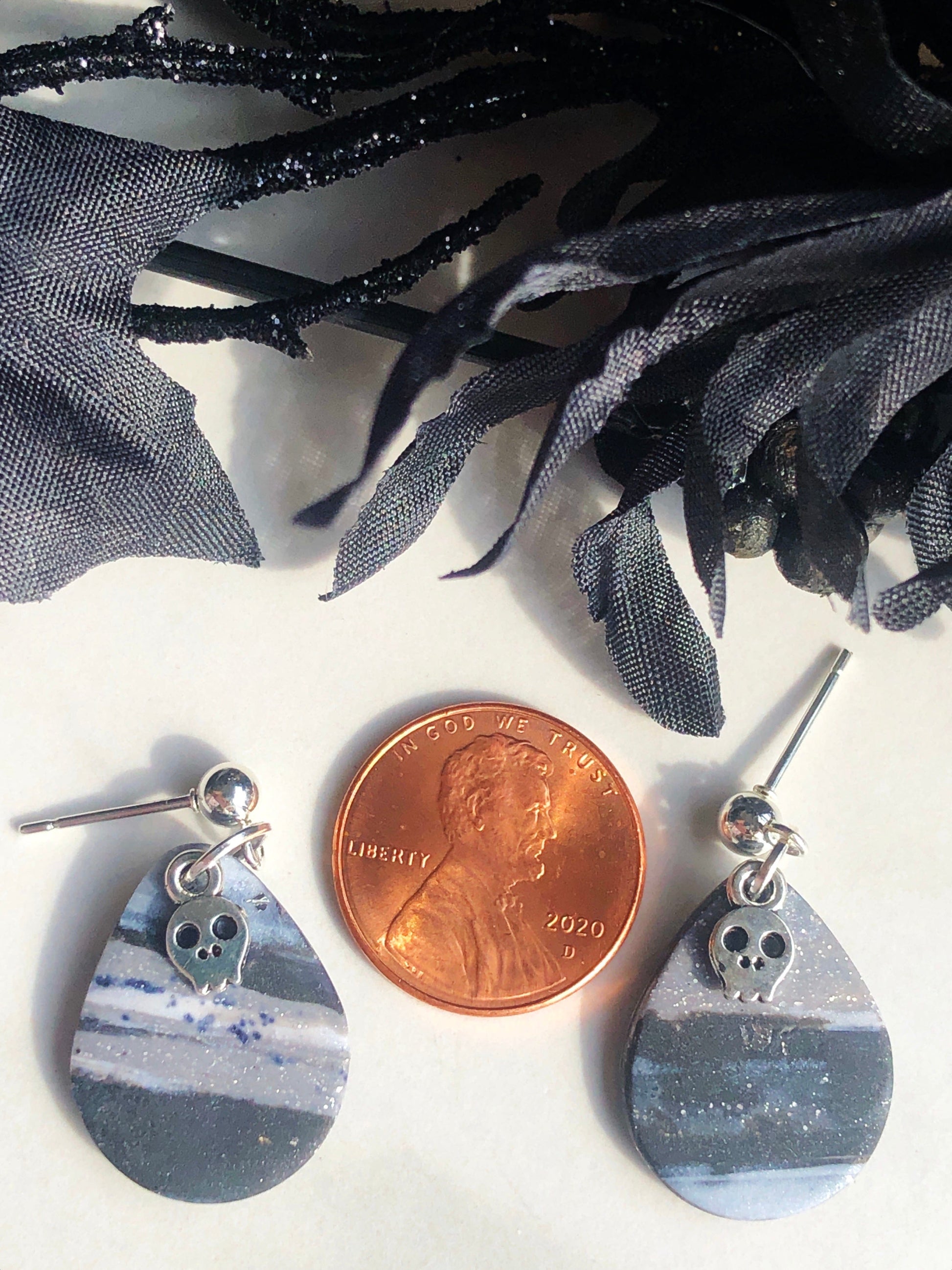 Earrings Poe - Marbled Teardrop Earrings with Silver Skull Charm