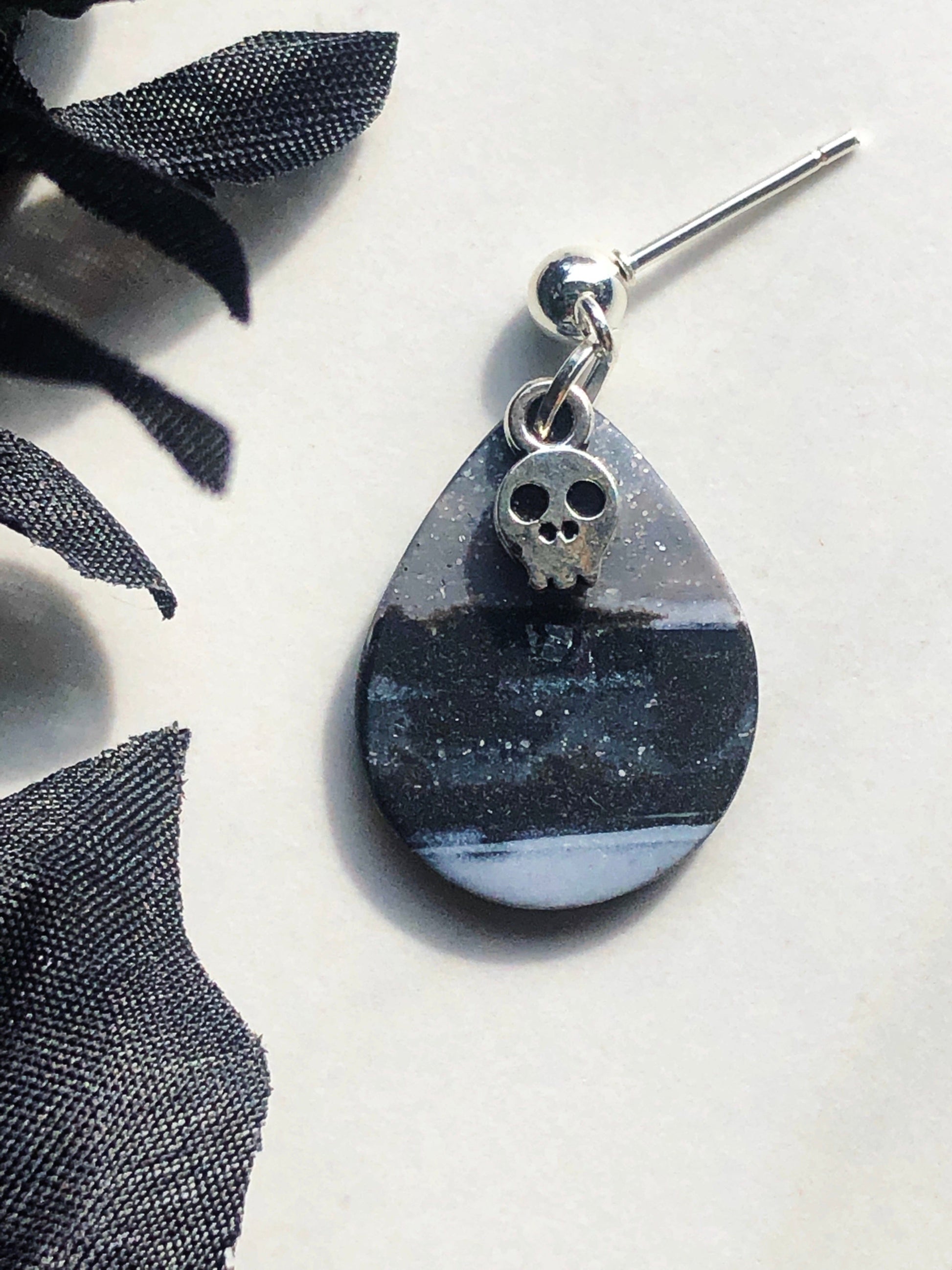 Earrings Poe - Marbled Teardrop Earrings with Silver Skull Charm