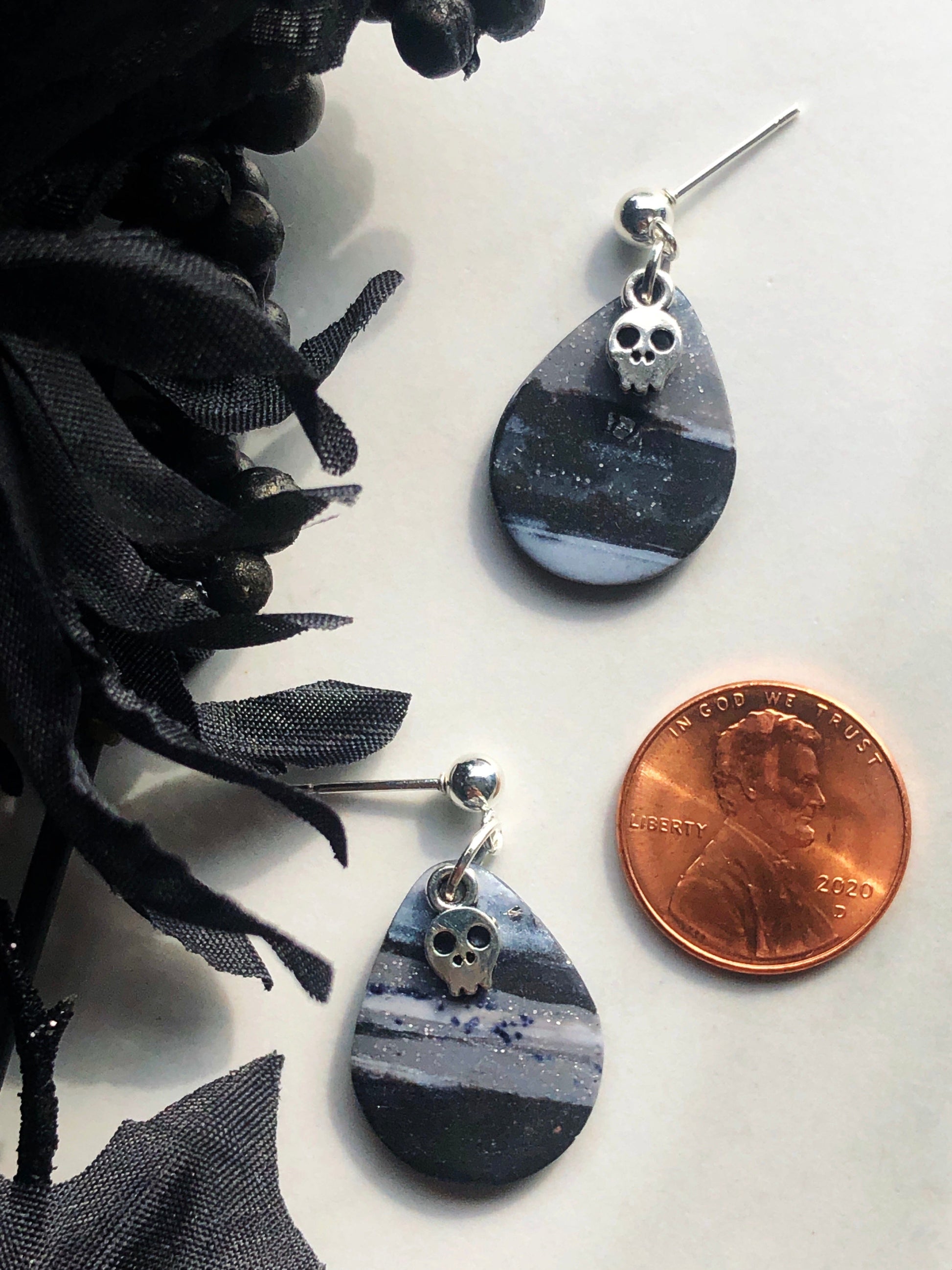 Earrings Poe - Marbled Teardrop Earrings with Silver Skull Charm