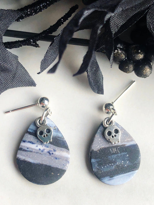 Earrings Poe - Marbled Teardrop Earrings with Silver Skull Charm