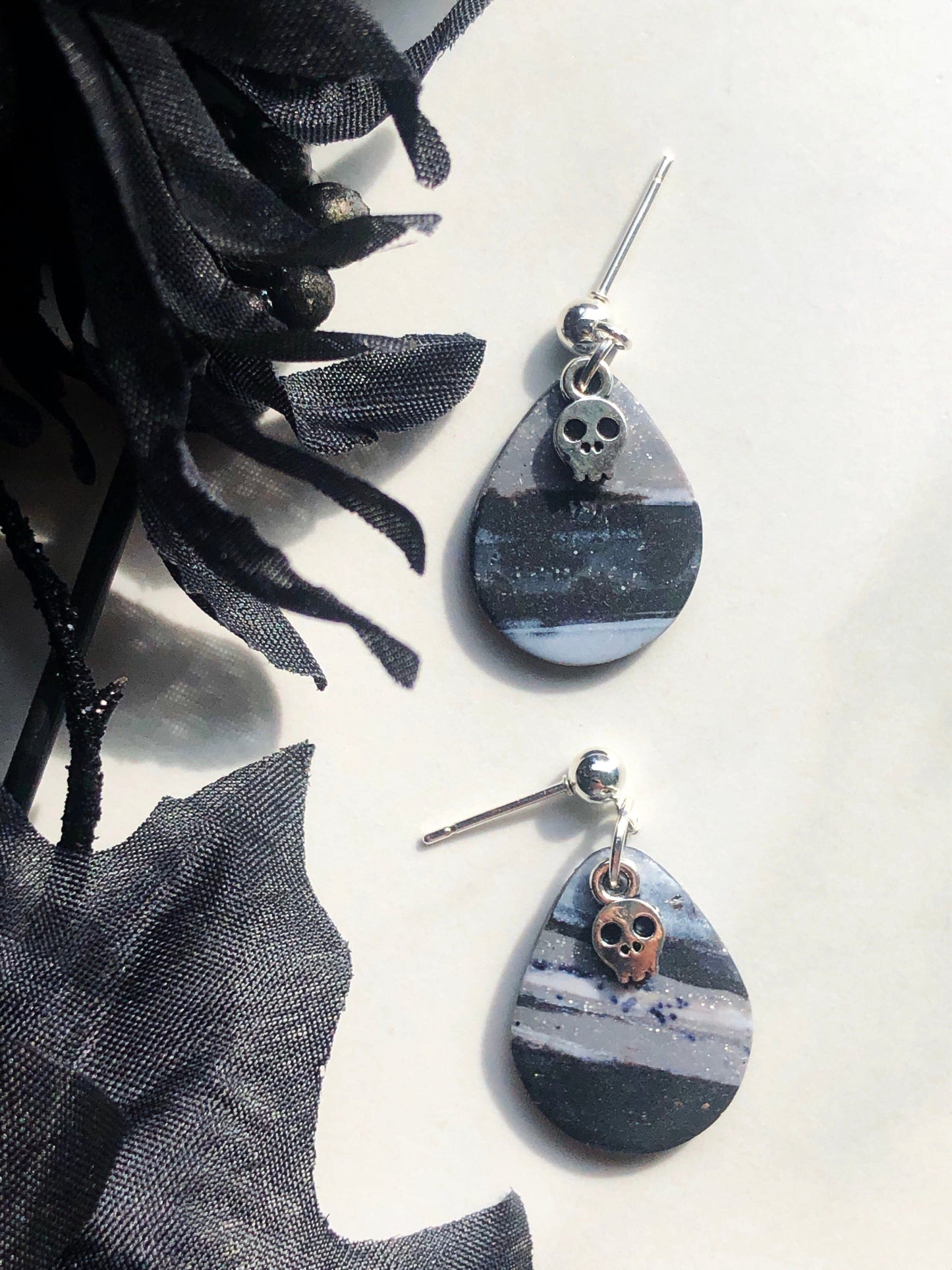 Earrings Poe - Marbled Teardrop Earrings with Silver Skull Charm