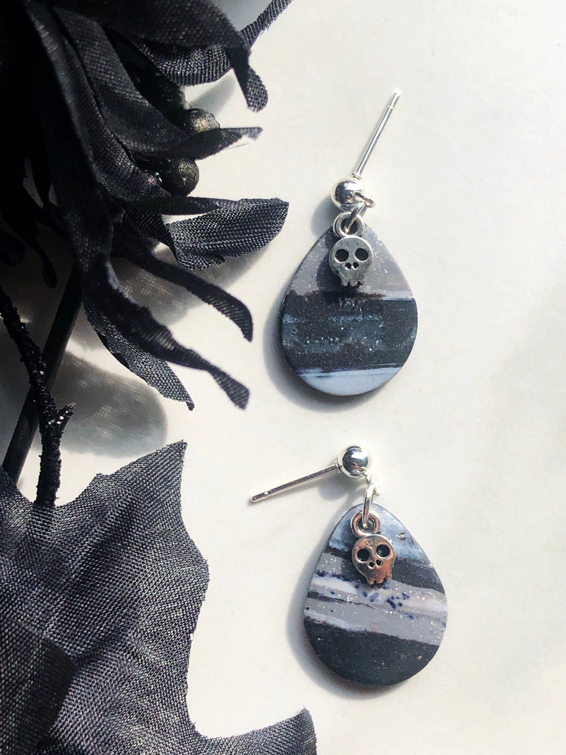 Earrings Poe - Marbled Teardrop Earrings with Silver Skull Charm