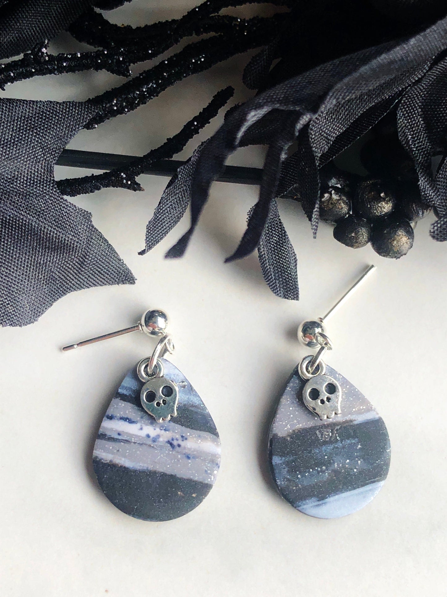 Earrings Poe - Marbled Teardrop Earrings with Silver Skull Charm