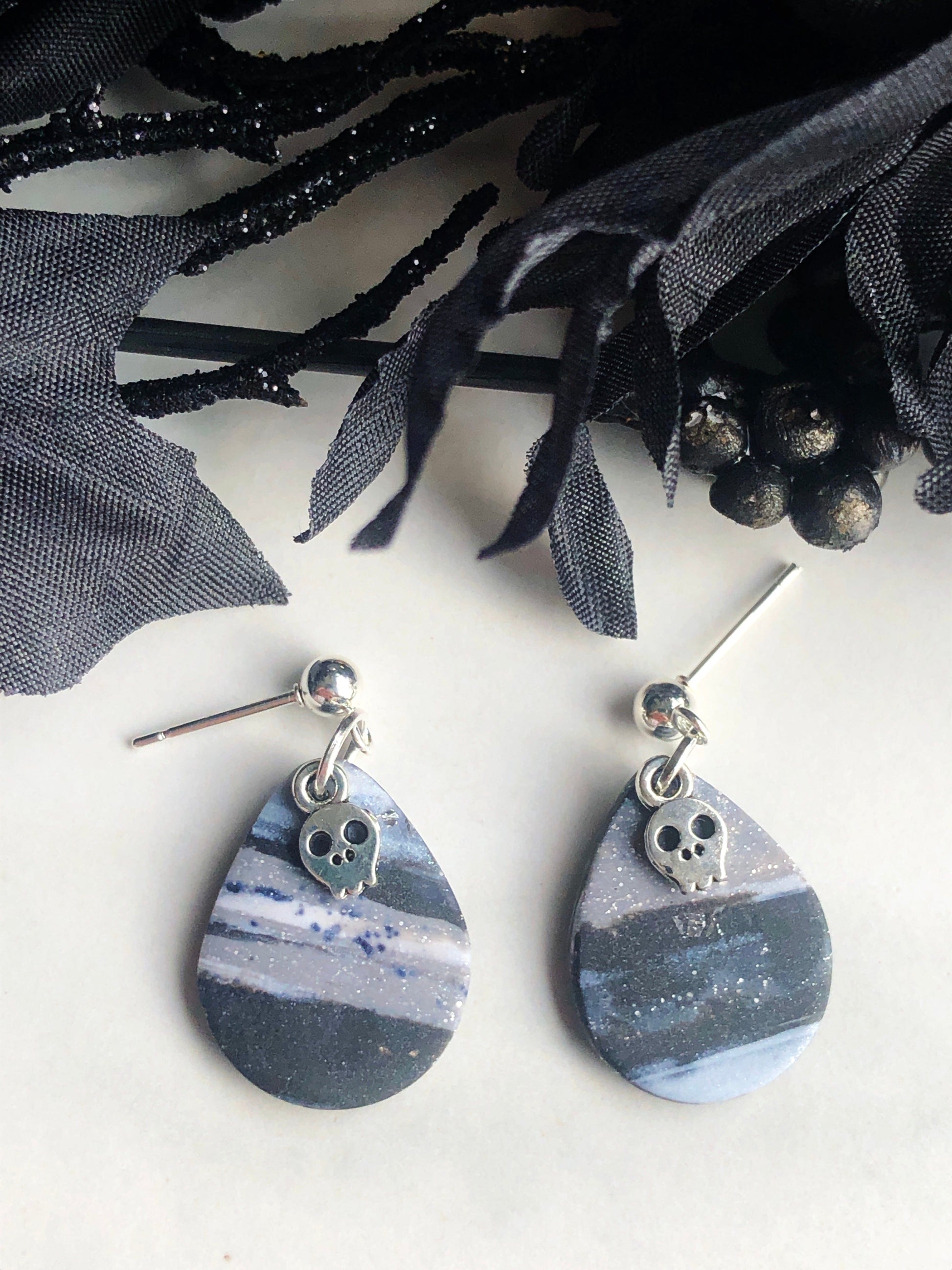 Earrings Poe - Marbled Teardrop Earrings with Silver Skull Charm