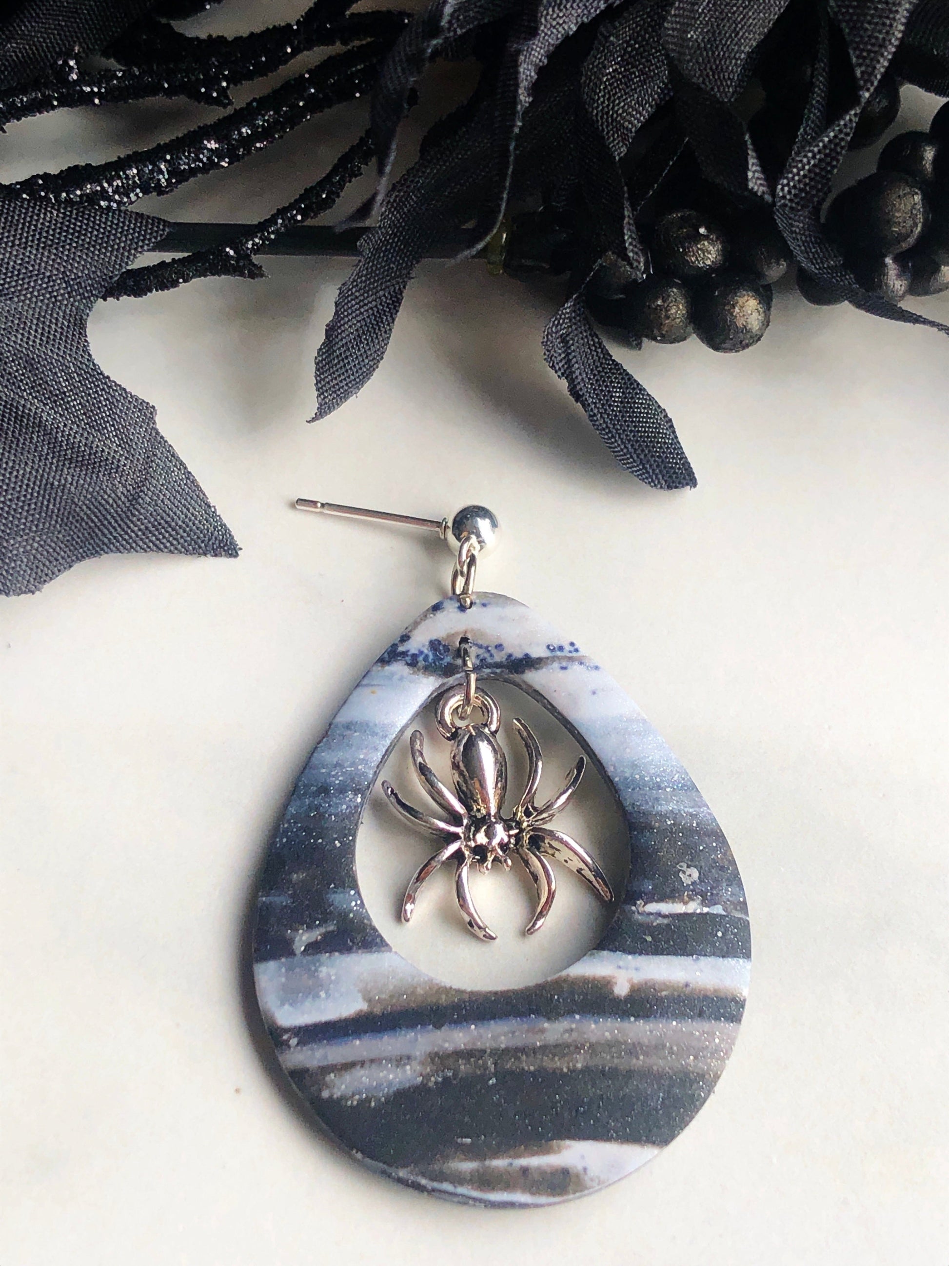 Earrings Arana - Marbled Grey/White Clay Teardrops with Spider Charm
