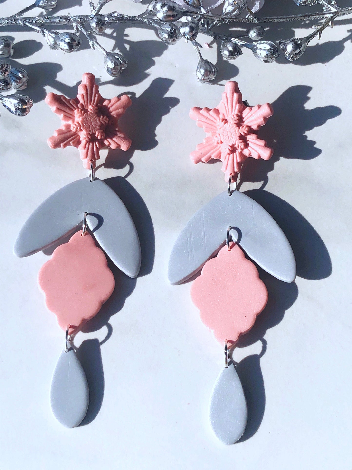 Earrings Neve - Pink Snowflake Stud Earrings with Silver Leaf Shapes & Pink Scalloped Diamond