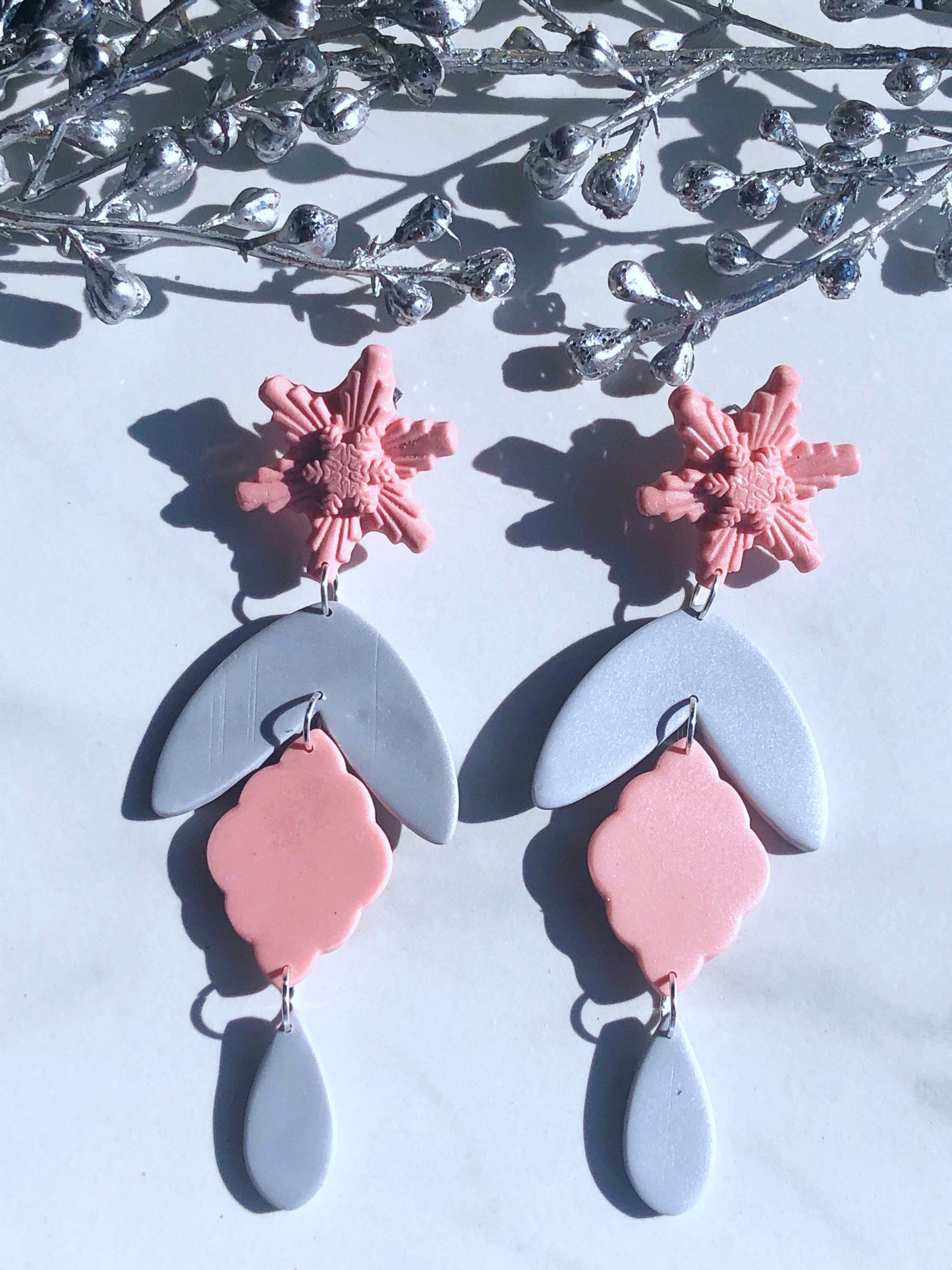 Earrings Neve - Pink Snowflake Stud Earrings with Silver Leaf Shapes & Pink Scalloped Diamond