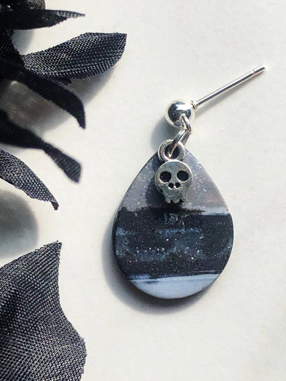 Earrings Poe - Marbled Teardrop Earrings with Silver Skull Charm